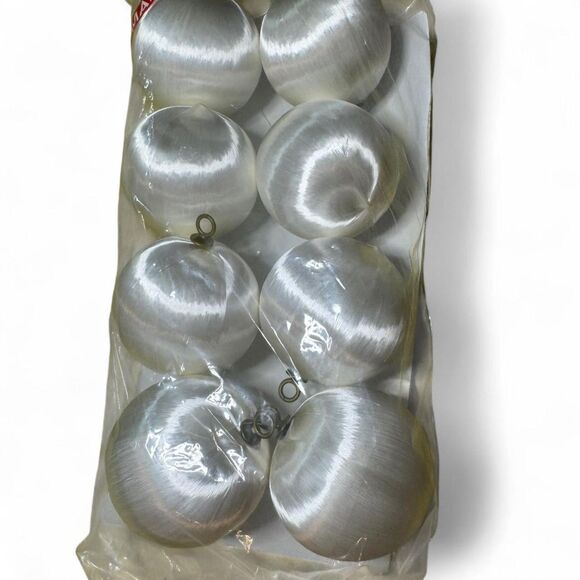 VTG Pyramid 8 Satin Ornaments White Unbreakable New in Package - Picture 3 of 4